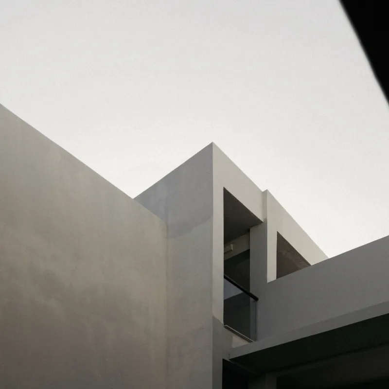 Détail d’un angle de bâtiment en béton gris.